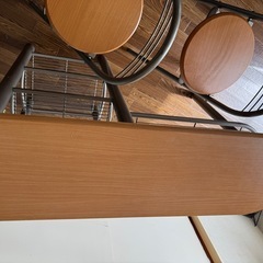 カウンターテーブル＆折りたたみチェア2脚セット（収納棚付き・木目調）の画像