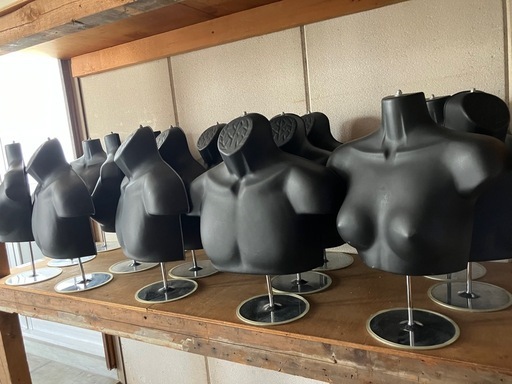 黒のプラスチック製上半身マネキン