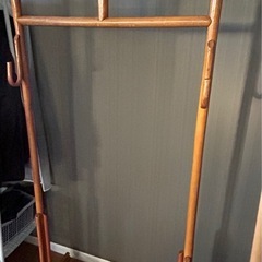 籐の洋服ハンガーの画像