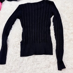 黒色　セーターの画像