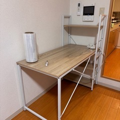 ラック付きデスクの画像