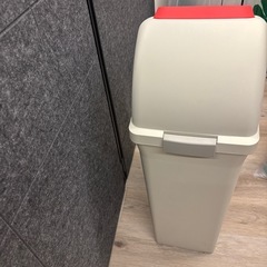 燃えるゴミ箱の画像