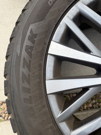 レクサス　LX570 BLIZZAK 285/50R20 スタッドレスタイヤ