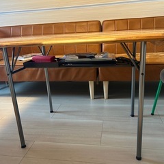 木製ダイニングテーブルの画像