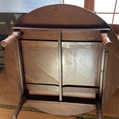 丸いローテーブルの画像