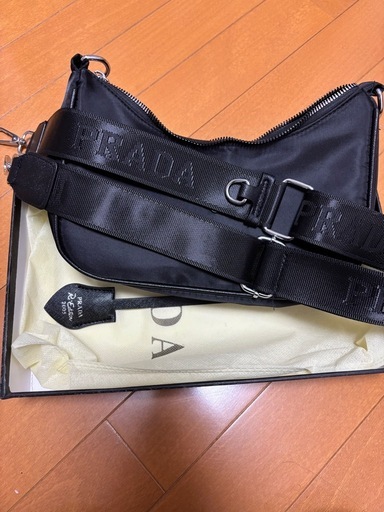PRADAショルダーバック未使用品
