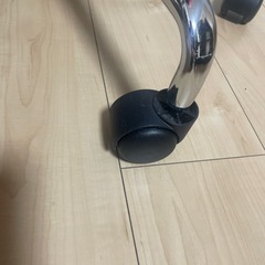 キャスター付き　レッドチェアの画像