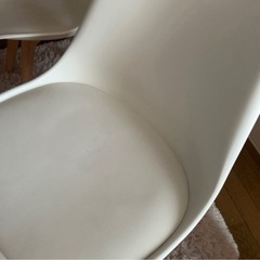 丸テーブル　椅子二脚セットの画像