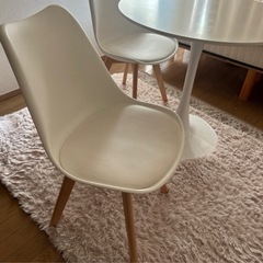 丸テーブル　椅子二脚セットの画像