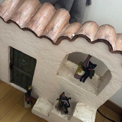 猫と家のオブジェの画像