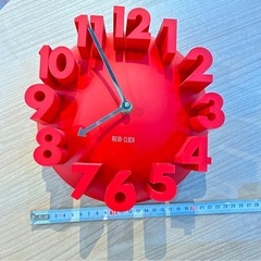 赤い立体数字の掛時計の画像