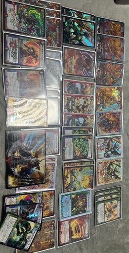 相場わからないので値段要相談、デュエマデッキ5つ 、大量のカードの山