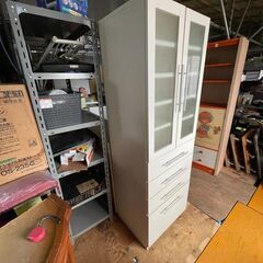 白い食器棚 キッチン収納の画像