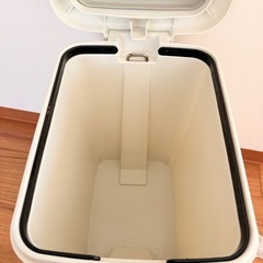 ゴミ箱　２０−３０リットルの画像