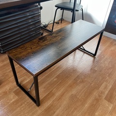 ウッドのテーブルとイス二脚の画像