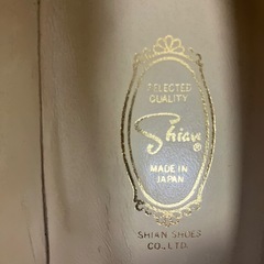 アイボリー/ベージュ トゥキャップパンプスの画像