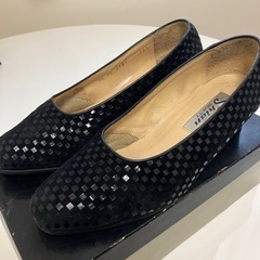 ブラックチェック柄エナメルパンプスの画像