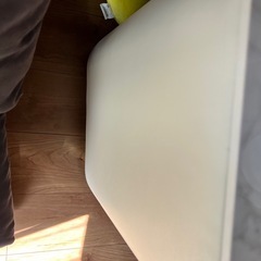 ドレッサーの棚とイスの画像