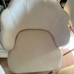 ドレッサーの棚とイスの画像