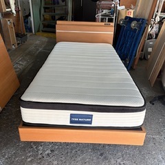 【引き取り限定】⭐️シンクルベッド⭐️中古ベッドフレーム+マットレスセット コンセント付きの画像