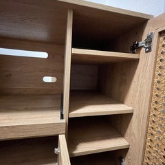 食器収納棚の画像