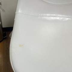 テーブルと椅子2脚の画像