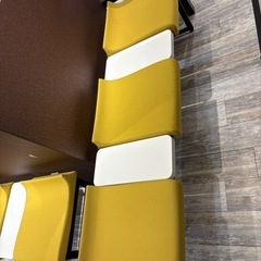 マスタードイエローの三人掛けベンチの画像