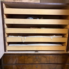 古い桐ダンスの画像