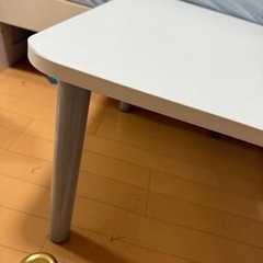 白いテーブルの画像