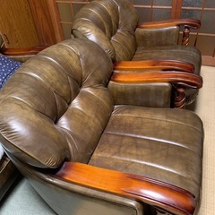 🉐無料です‼️3〜4人掛けソファーと1人掛けソファーが２つ‼️の画像