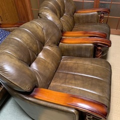 🉐無料です‼️3〜4人掛けソファーと1人掛けソファーが２つ‼️の画像