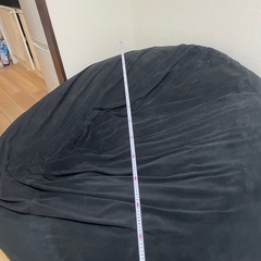 黒色の球状の大型ソファの画像