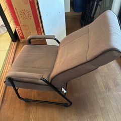 リクライニング機能付き、肘掛けハイバックチェアの画像