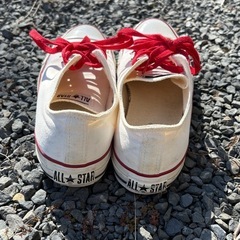 コンバース　赤白スニーカーの画像