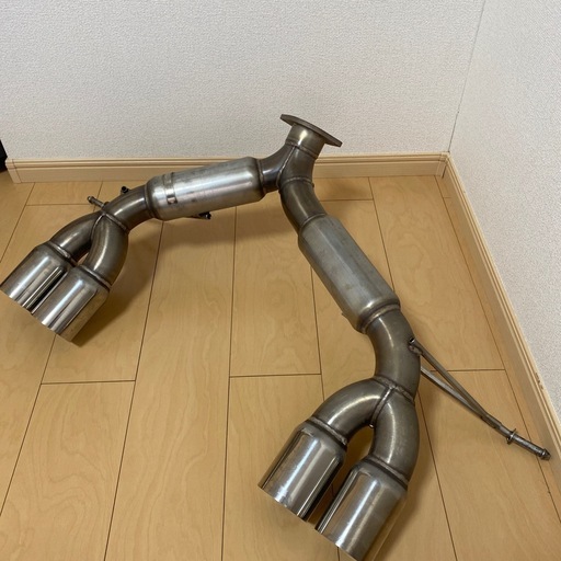 車　　マフラー