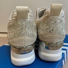 プラスダイアナ　スニーカーの画像