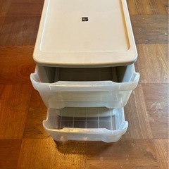 重ねられる収納ケースの画像