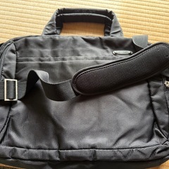一つはノートパソコンを収納できるビジネスバッグで、もう一つは普通のビジネスバッグです。の画像