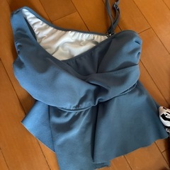 左アリシアスタン右無ブランド水着セットの画像