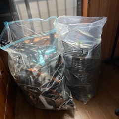 大量のハンガーの画像