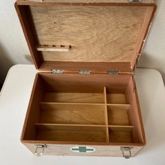 木製 救急箱 レトロ 薬箱 収納ボックス 仕切り付き（22×30×16cm） の画像