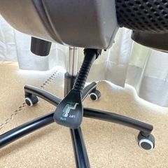 【美品】メッシュ オフィスチェア（ヘッドレスト・アームレスト付）の画像