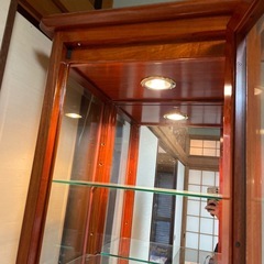 2/26まで 高級アンティーク家具　照明付き　木製ガラスケース 5段高さ調節可能の画像