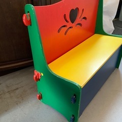 カラフル　ベンチ　木製　の画像