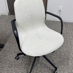 机2つ椅子3つのセットの画像