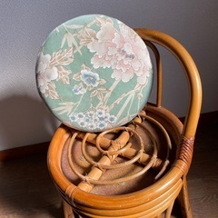 昭和レトロ 花柄 回転式ラタンチェア 円形スツール ヴィンテージ 座椅子 籐家具の画像