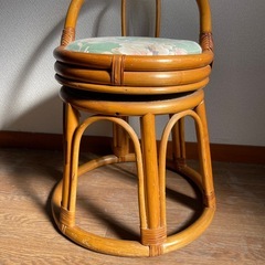 昭和レトロ 花柄 回転式ラタンチェア 円形スツール ヴィンテージ 座椅子 籐家具の画像