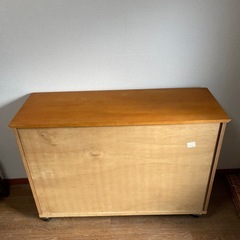 2/26まで　木製ローチェスト レベッタ　2列4段　ロック付きキャスターの画像