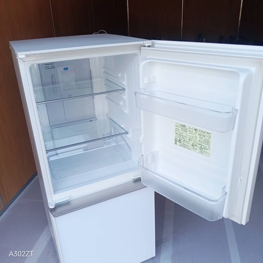 D083 送料設置無料   SHARP　ガラスデザイン冷蔵庫　137L