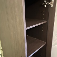 スリム収納棚（ガラス扉付き）ダークブラウンの画像